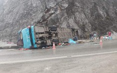 Hòa Bình: Ô tô khách bị lật khi đổ đèo, 12 người thương vong