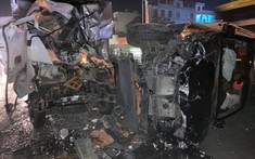 Hưng Yên: SUV 7 chỗ Toyota Fortuner lao qua hàng rào sắt, đối đầu ô tô tải, 1 tài xế tử vong