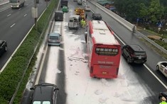 Hàng chục bao bột đá rơi từ xe đầu kéo xuống cao tốc Pháp Vân - Cầu Giẽ, gây tai nạn liên hoàn cho 2 chiếc ô tô