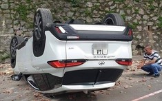 Quảng Ninh: SUV 5 chỗ Toyota Corolla Cross mới mua tông thủng tường rồi lật ngửa