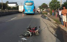 Video: Quay đầu đi ngược chiều, người đàn ông đi xe máy bị ô tô khách tông tử vong tại Tiền Giang