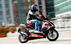 Aprilia chuẩn bị ra mắt xe tay ga điện mang dáng vẻ mô tô cực "chiến"