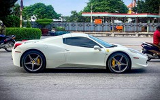 Siêu xe mui trần Ferrari 458 Spider cùng Rolls-Royce Cullinan đang trên đường vào Nam