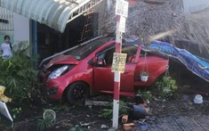 Bà Rịa - Vũng Tàu: Ô tô mất lái, tông sập quán cà phê bên đường Quốc lộ 51, 1 người bị thương