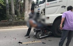 Yên Bái: Xe máy cắm chặt vào đầu xe rác, một người nguy kịch
