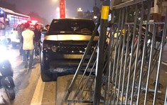 Hà Nội: Range Rover lao lên dải phân cách, ủi tung hàng rào sắt khiến xe Mazda bị hỏng nặng