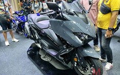 Soi màu xám xi măng "hot trend" trên xe tay ga hạng nặng Yamaha TMax 560