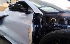 Chào thua YouTuber nghịch ngợm sửa chữa thân vỏ xe Chevrolet Corvette 2020 bằng mỳ ăn liền