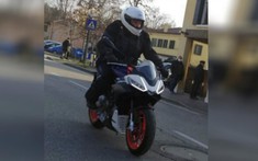 Soi kỹ hình ảnh naked bike Aprilia Tuono 660 trên đường chạy thử