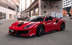 Vẻ đẹp Ferrari 488 Pista Spider có màu sơn và sọc đen y hệt siêu xe của doanh nhân quận 12