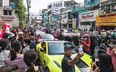 Video: Người dân hiếu kỳ vây quanh dàn siêu xe hơn 200 tỷ đồng của Hoàng Kim Khánh khiến giao thông ùn tắc
