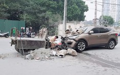 Hà Nội: Xe Hyundai lấn làn, tông trực diện vào xe 3 bánh, một người bị thương nặng