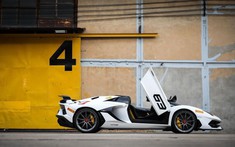 Vẻ đẹp của Lamborghini Aventador SVJ mui trần đầu tiên đến Thái Lan có giá hơn 37 tỷ đồng