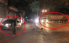 Hải Phòng: Va chạm với xe container đang quay đầu, Toyota lao lên vỉa hè, dừng sát mép cửa nhà dân