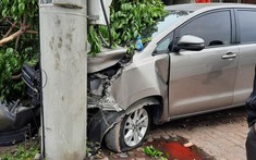 Hải Dương: Toyota Innova "nát đầu" sau khi húc gãy cây xanh, tông vào trụ điện