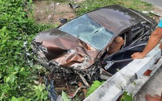 Tiền Giang: Toyota Corolla Altis tông vào lan can cầu rồi lao xuống vực, nữ tài xế cùng cháu bé bị thương