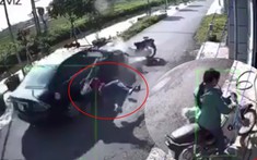 Video: Ô tô tông trực diện người phụ nữ chạy xe máy bằng 1 tay ở Nam Định khiến dân mạng tranh cãi