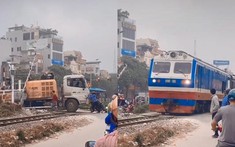 Video: Người dân hợp sức đẩy xe tải bị chết máy ngay giữa đường ray lúc tàu hoả lao đến