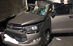 Hậu Giang: Tài xế ngủ gật khiến Toyota Innova tông vào đuôi xe tải dừng đỗ trên QL1A