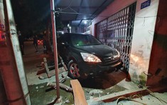 Hải Phòng: Honda CR-V lao vào trước cửa nhà dân gây thiệt hại nặng