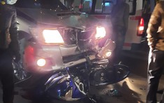 Hà Nội: Toyota Hilux xảy ra va chạm với Yamaha Exciter ở ngã tư, 2 người bị thương nặng
