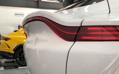 Hé lộ hình ảnh Aston Martin DBX đầu tiên về Việt Nam, ngoại thất sơn màu trắng, xe nhập khẩu chính hãng