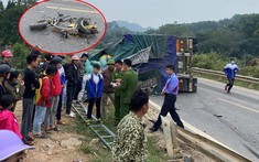 Video: Tài xế đánh lái né học sinh sang đường ẩu khiến xe đầu kéo lật nghiêng, đè tử vong người ngồi bên đường