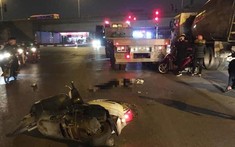 Hà Nội: Va chạm với xe đầu kéo, nam thanh niên tử vong bên cạnh xe máy