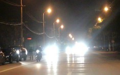 Các anh các chị đi xe trong phố toàn bật đèn pha như thế là muốn chúng tôi sống sao?