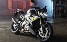 Naked bike cao cấp BMW S1000R 2021 chốt giá chỉ 415 triệu đồng