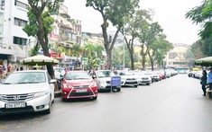 Hàng loạt xe ô tô dừng đỗ trái luật trên địa bàn Hà Nội bị xử lý
