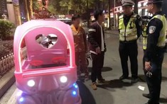 Người phụ nữ bị tịch thu xe vì lái... "xe đồ chơi" qua đường công cộng
