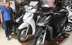 Giá xe Honda SH giảm nhẹ dịp cuối năm, vẫn bị đội giá từ 20 đến 28 triệu đồng so với giá niêm yết
