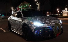 Tay đua bọc chiếc Lamborghini Urus bằng giấy gói quà để lan tỏa tinh thần Giáng Sinh