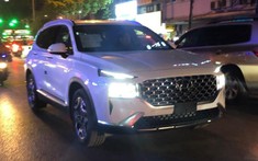 Chiếc Hyundai Santa Fe 2021 chưa có biển số bất ngờ chạy trên đường Hà Nội
