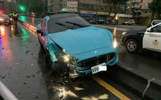 Maserati GranTurismo màu hiếm, biển đẹp leo dải phân cách, tài xế bỏ trốn, nhờ người khác ra nhận thay