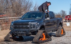 Theo dõi YouTuber nâng cấp khả năng đi địa hình của Ford F-150 Raptor bằng cách độ bánh xích