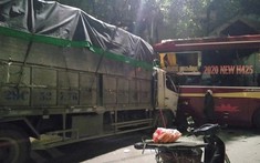 Video quay khoảnh khắc ô tô tải va chạm với xe khách tại Cao Bằng khiến 1 người gãy tay