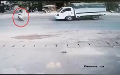 Video: Nữ sinh 15 tuổi sang đường ẩu, bị ô tô tải tông văng trong vụ tai nạn liên hoàn ở Hà Nội