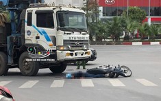 Video quay khoảnh khắc người đàn ông đi xe máy bị xe tải cẩu cán tử vong trên đường Hà Nội