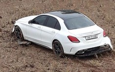 Hà Nội: Xe sang Mercedes-Benz C300 lao từ trên đường đê xuống ruộng