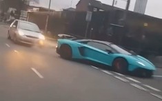 Video: Người lái chiếc Ford Fiesta tông vào đuôi siêu xe Lamborghini Aventador SV rồi bỏ chạy