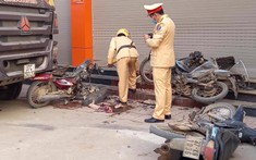 Video: Xe ben nổ lốp, tông liên hoàn 3 xe máy và cuốn 1 phụ nữ vào gầm tại Nghệ An