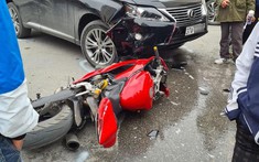 Nghệ An: Mô tô Ducati Panigale do thanh niên mặc đồ ông già Noel điều khiển va chạm với xe sang Lexus RX