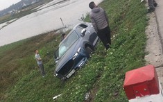 Video: Mazda CX-5 đâm cột mốc, lao xuống vệ cỏ bên đường tại Nghệ An