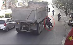 Video: Va chạm với xe ben, người phụ nữ đi xe máy tử vong tại Quảng Ninh