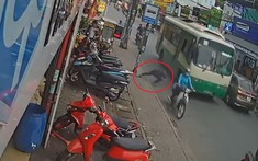 Video: Lao vào gầm xe buýt, nam thanh niên tử vong trên đường Sài Gòn