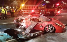 Video: Ôm cua thất bại, thanh niên 22 tuổi khiến siêu xe Ferrari lật ngửa rồi bốc cháy