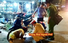 Video: Người đàn ông đi bộ sang đường trên quốc lộ 1A, bị 2 xe máy tông liên hoàn và tử vong