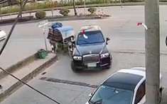 Video: Xe ba gác va chạm với SUV siêu sang Rolls-Royce Cullinan, tiền sửa lên đến hơn 700 triệu đồng
